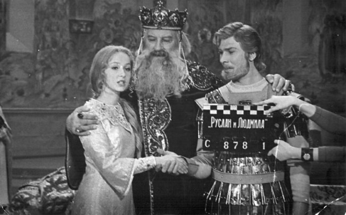 Бывшая резиденция Ивана Грозного не может похвастаться таким паломничеством кинематографистов, как Владимир и тем более Суздаль. Но пару шедевров и несколько вполне достойных кинолент сняли и там. Причем первые в области съемки аж в 1926 году проходили именно в Александрове. «Ключ-Медиа» собрал фильмы и сериалы, в которых город 33-го региона стал полноценным участником фильма или же, напротив, скромно выступал в роли незаметного статиста.