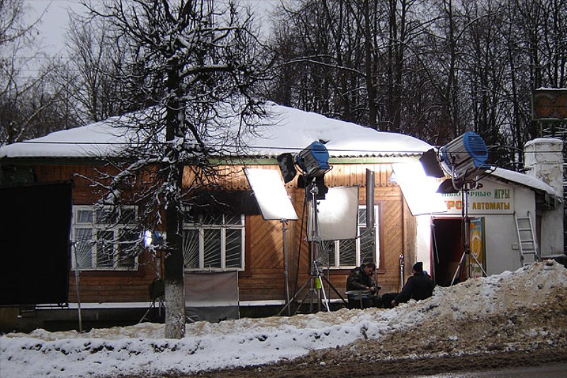 Бывшая резиденция Ивана Грозного не может похвастаться таким паломничеством кинематографистов, как Владимир и тем более Суздаль. Но пару шедевров и несколько вполне достойных кинолент сняли и там. Причем первые в области съемки аж в 1926 году проходили именно в Александрове. «Ключ-Медиа» собрал фильмы и сериалы, в которых город 33-го региона стал полноценным участником фильма или же, напротив, скромно выступал в роли незаметного статиста.