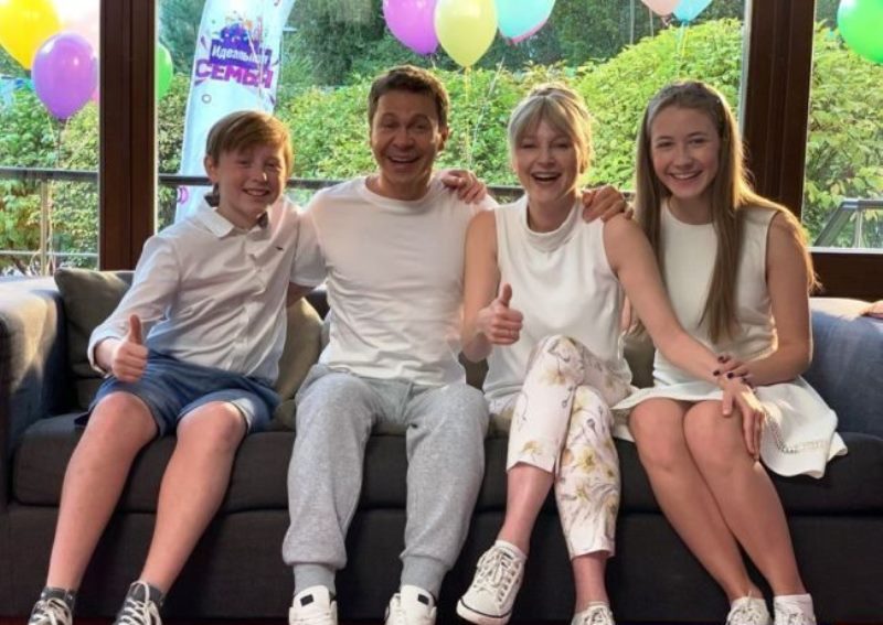 Бывшая резиденция Ивана Грозного не может похвастаться таким паломничеством кинематографистов, как Владимир и тем более Суздаль. Но пару шедевров и несколько вполне достойных кинолент сняли и там. Причем первые в области съемки аж в 1926 году проходили именно в Александрове. «Ключ-Медиа» собрал фильмы и сериалы, в которых город 33-го региона стал полноценным участником фильма или же, напротив, скромно выступал в роли незаметного статиста.