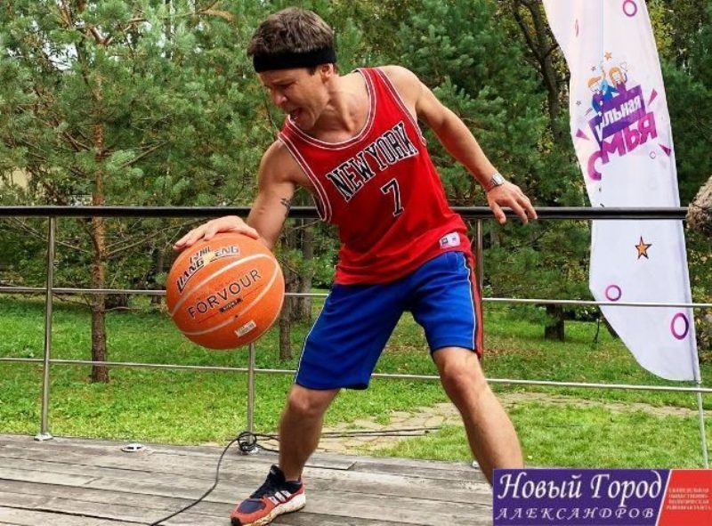 Бывшая резиденция Ивана Грозного не может похвастаться таким паломничеством кинематографистов, как Владимир и тем более Суздаль. Но пару шедевров и несколько вполне достойных кинолент сняли и там. Причем первые в области съемки аж в 1926 году проходили именно в Александрове. «Ключ-Медиа» собрал фильмы и сериалы, в которых город 33-го региона стал полноценным участником фильма или же, напротив, скромно выступал в роли незаметного статиста.