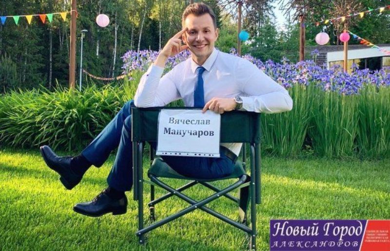 Бывшая резиденция Ивана Грозного не может похвастаться таким паломничеством кинематографистов, как Владимир и тем более Суздаль. Но пару шедевров и несколько вполне достойных кинолент сняли и там. Причем первые в области съемки аж в 1926 году проходили именно в Александрове. «Ключ-Медиа» собрал фильмы и сериалы, в которых город 33-го региона стал полноценным участником фильма или же, напротив, скромно выступал в роли незаметного статиста.