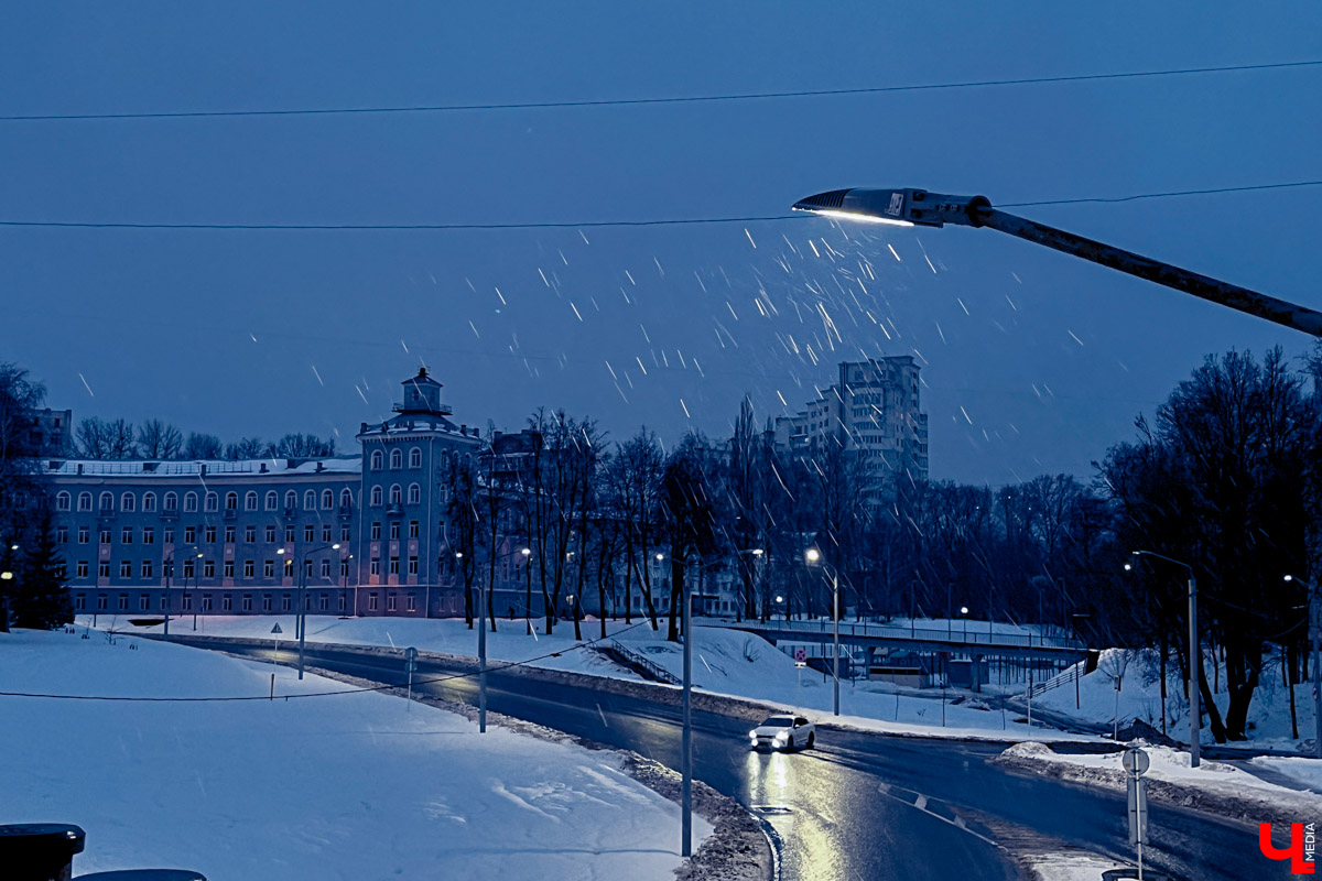 Погода активно создает нам новогоднее настроение, засыпая снегом. Но сохранится ли эта сказочная атмосфера, а вместе с ней пушистые сугробы до праздника — большой вопрос. Синоптики прогнозируют нестабильную температуру, грозя оттепелью с дождями.