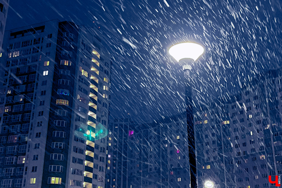 Погода активно создает нам новогоднее настроение, засыпая снегом. Но сохранится ли эта сказочная атмосфера, а вместе с ней пушистые сугробы до праздника — большой вопрос. Синоптики прогнозируют нестабильную температуру, грозя оттепелью с дождями.