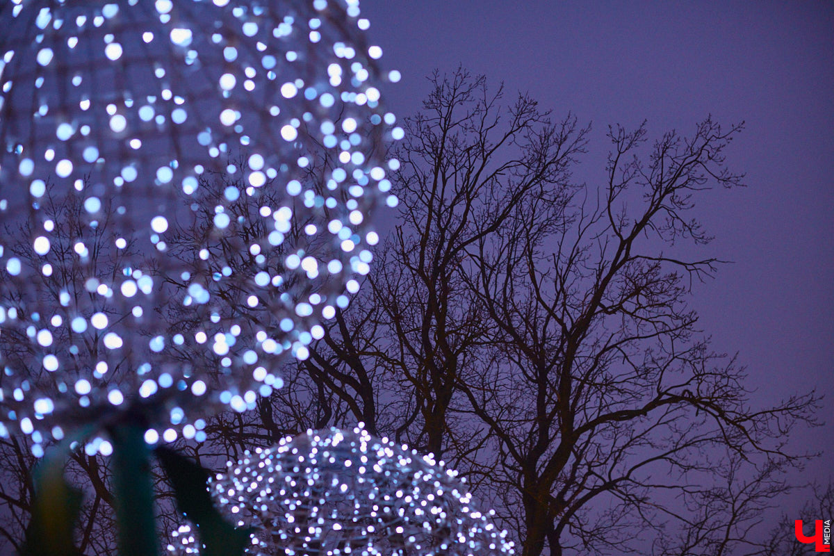 Погода активно создает нам новогоднее настроение, засыпая снегом. Но сохранится ли эта сказочная атмосфера, а вместе с ней пушистые сугробы до праздника — большой вопрос. Синоптики прогнозируют нестабильную температуру, грозя оттепелью с дождями.