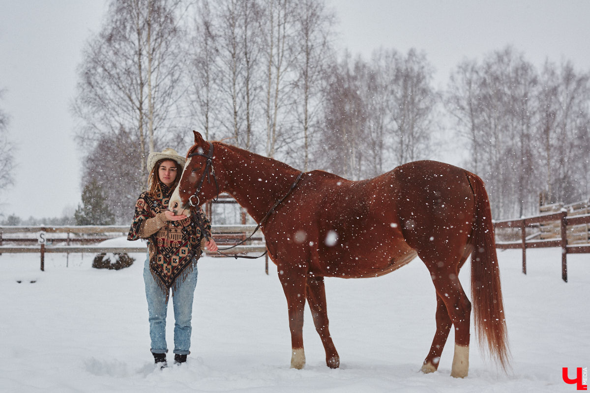 Владимирский фотограф Ирина Стеч привыкла оставаться за кадром, однако для «Ключ-Медиа» сделала исключение и выступила в роли модели. Девушка представила сразу четыре актуальных образа для роскошной фотосессии с лошадью. Причем как в седле, так и рядом с животным — последний вариант для тех, кто побаивается его оседлать. Однако нашей героине все по плечу!