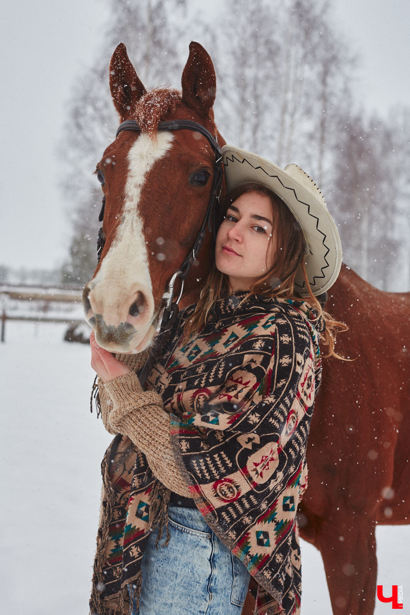 Владимирский фотограф Ирина Стеч привыкла оставаться за кадром, однако для «Ключ-Медиа» сделала исключение и выступила в роли модели. Девушка представила сразу четыре актуальных образа для роскошной фотосессии с лошадью. Причем как в седле, так и рядом с животным — последний вариант для тех, кто побаивается его оседлать. Однако нашей героине все по плечу!