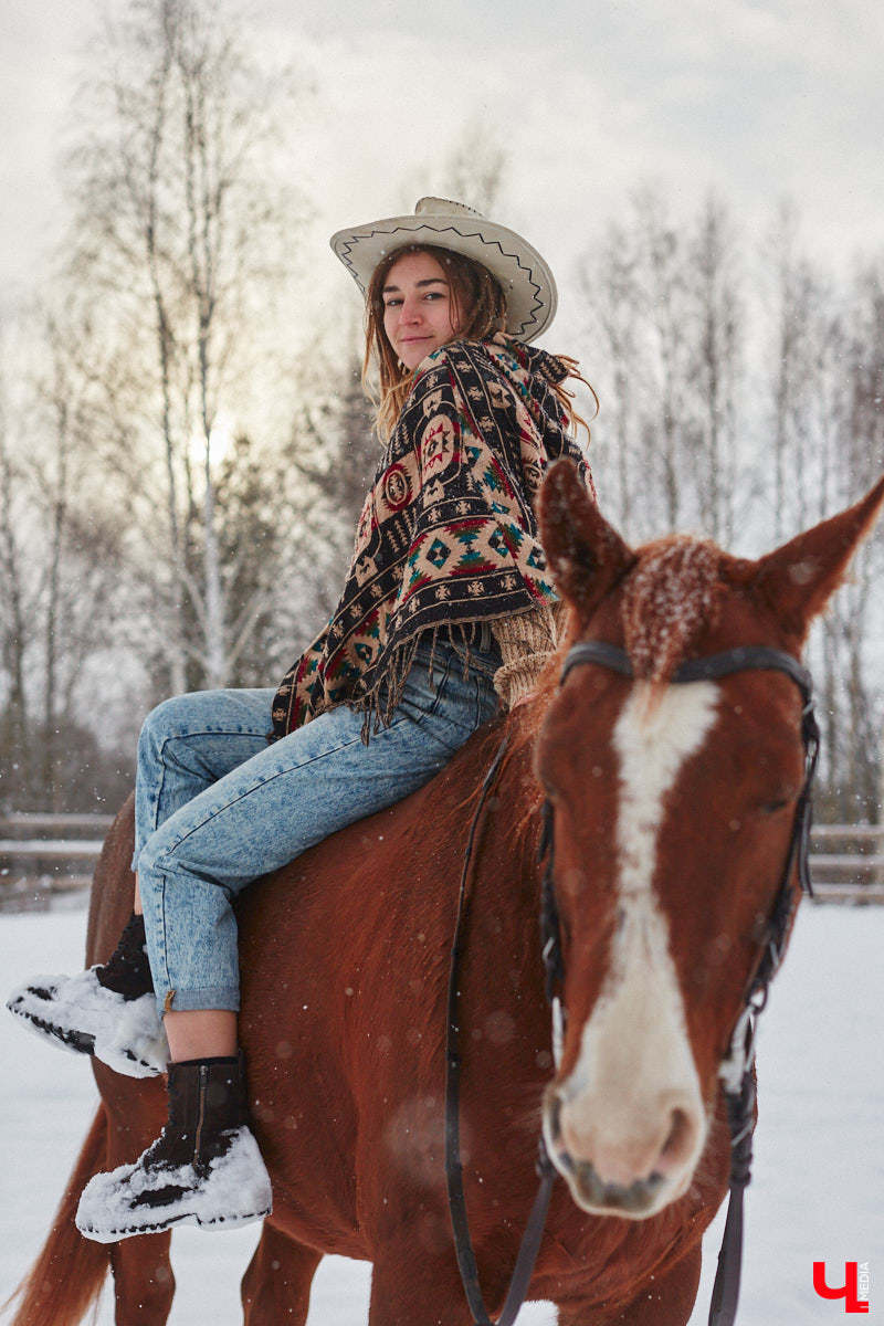 Владимирский фотограф Ирина Стеч привыкла оставаться за кадром, однако для «Ключ-Медиа» сделала исключение и выступила в роли модели. Девушка представила сразу четыре актуальных образа для роскошной фотосессии с лошадью. Причем как в седле, так и рядом с животным — последний вариант для тех, кто побаивается его оседлать. Однако нашей героине все по плечу!