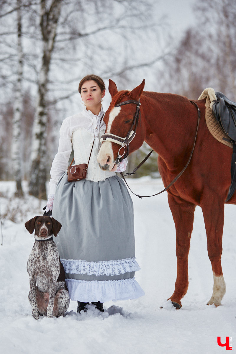 Владимирский фотограф Ирина Стеч привыкла оставаться за кадром, однако для «Ключ-Медиа» сделала исключение и выступила в роли модели. Девушка представила сразу четыре актуальных образа для роскошной фотосессии с лошадью. Причем как в седле, так и рядом с животным — последний вариант для тех, кто побаивается его оседлать. Однако нашей героине все по плечу!