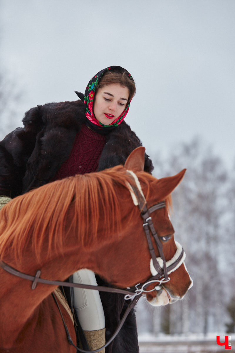 Владимирский фотограф Ирина Стеч привыкла оставаться за кадром, однако для «Ключ-Медиа» сделала исключение и выступила в роли модели. Девушка представила сразу четыре актуальных образа для роскошной фотосессии с лошадью. Причем как в седле, так и рядом с животным — последний вариант для тех, кто побаивается его оседлать. Однако нашей героине все по плечу!