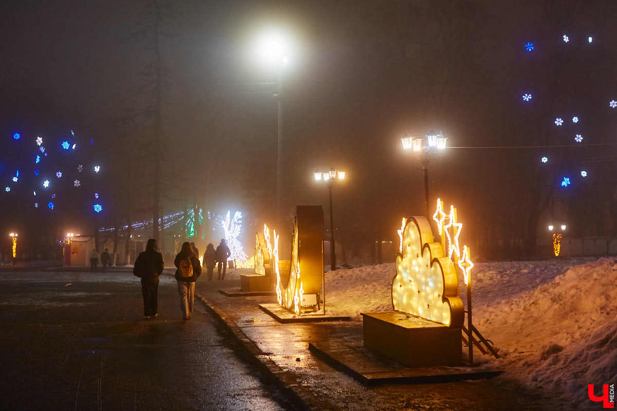 Жители Владимира уже могли наблюдать на улицах и площадях города оригинальные светящиеся инсталляции, коих мэрия в этом году закупила сразу несколько, потратив 12 миллионов рублей. Самое время оценить новинки. Замечено, они способны создать праздничное настроение практически с нуля!