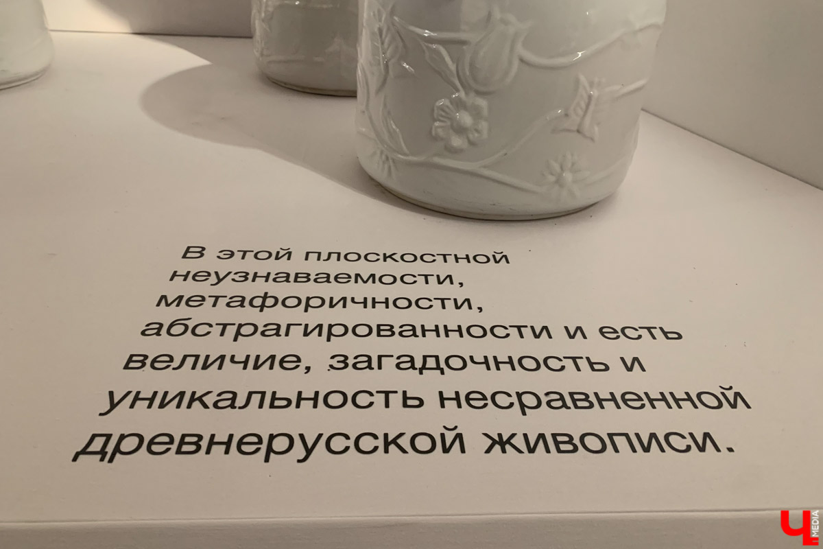 Таинственный сад, полный удивительных цветов и скрытых символов, привезла в Суздаль культовый редактор российского Vogue, журналист и фирменный хрипловатый голос аудиокниг Алена Долецкая. Это ее четвертый выставочный проект в качестве куратора и автора идеи. Он получил очень символичное название «Я есть цвет».