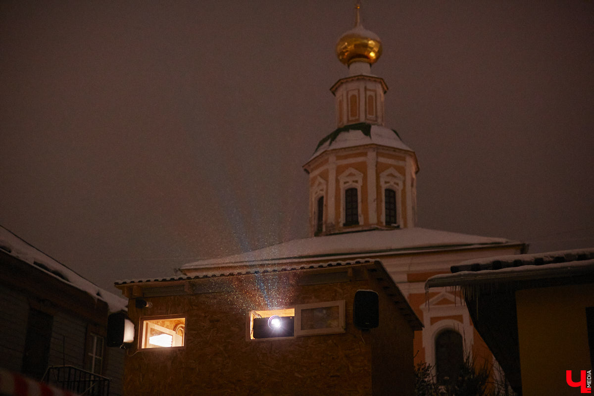 Стена Центра ИЗО на Большой Московской превратилась в сцену. До 19 января по вечерам на нее будут выплывать ожившие при помощи искусственного интеллекта герои и сюжеты с удивительных работ мстёрских мастеров. Аудиовизуальное представление, которым может насладиться каждый, — красочное дополнение к новой экспозиции. «Ключ-Медиа» уже воочию оценил новый проект.