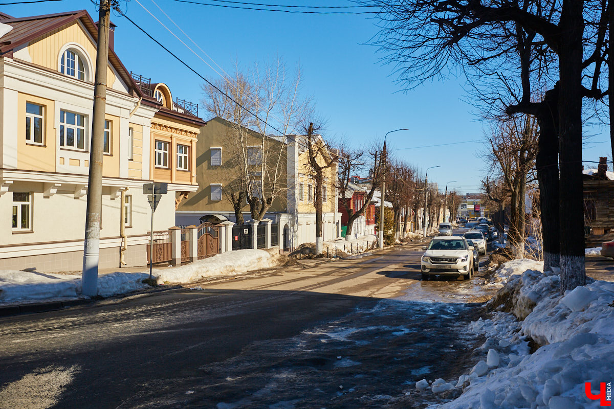 Николай Чудотворец является одним из самых почитаемых христианских святых на Руси, покровителем путешественников, сирот и детей. А еще считалось, что он одаривает подарками накануне Нового года. Почему? Дело в том, что при жизни он был известен как щедрый меценат. Неудивительно, что в честь данной персоны возведено множество церквей, в том числе и во Владимире. Давайте вместе прогуляемся по местам, хранящим память о нем.