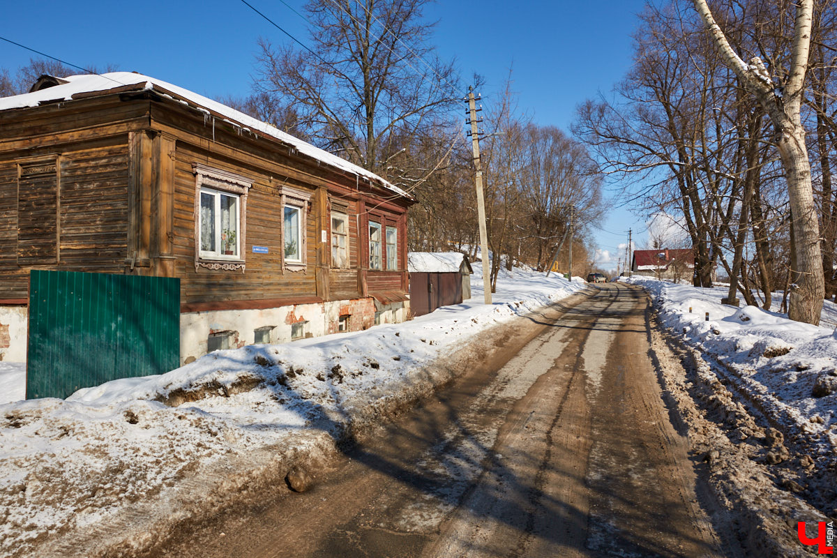 Николай Чудотворец является одним из самых почитаемых христианских святых на Руси, покровителем путешественников, сирот и детей. А еще считалось, что он одаривает подарками накануне Нового года. Почему? Дело в том, что при жизни он был известен как щедрый меценат. Неудивительно, что в честь данной персоны возведено множество церквей, в том числе и во Владимире. Давайте вместе прогуляемся по местам, хранящим память о нем.