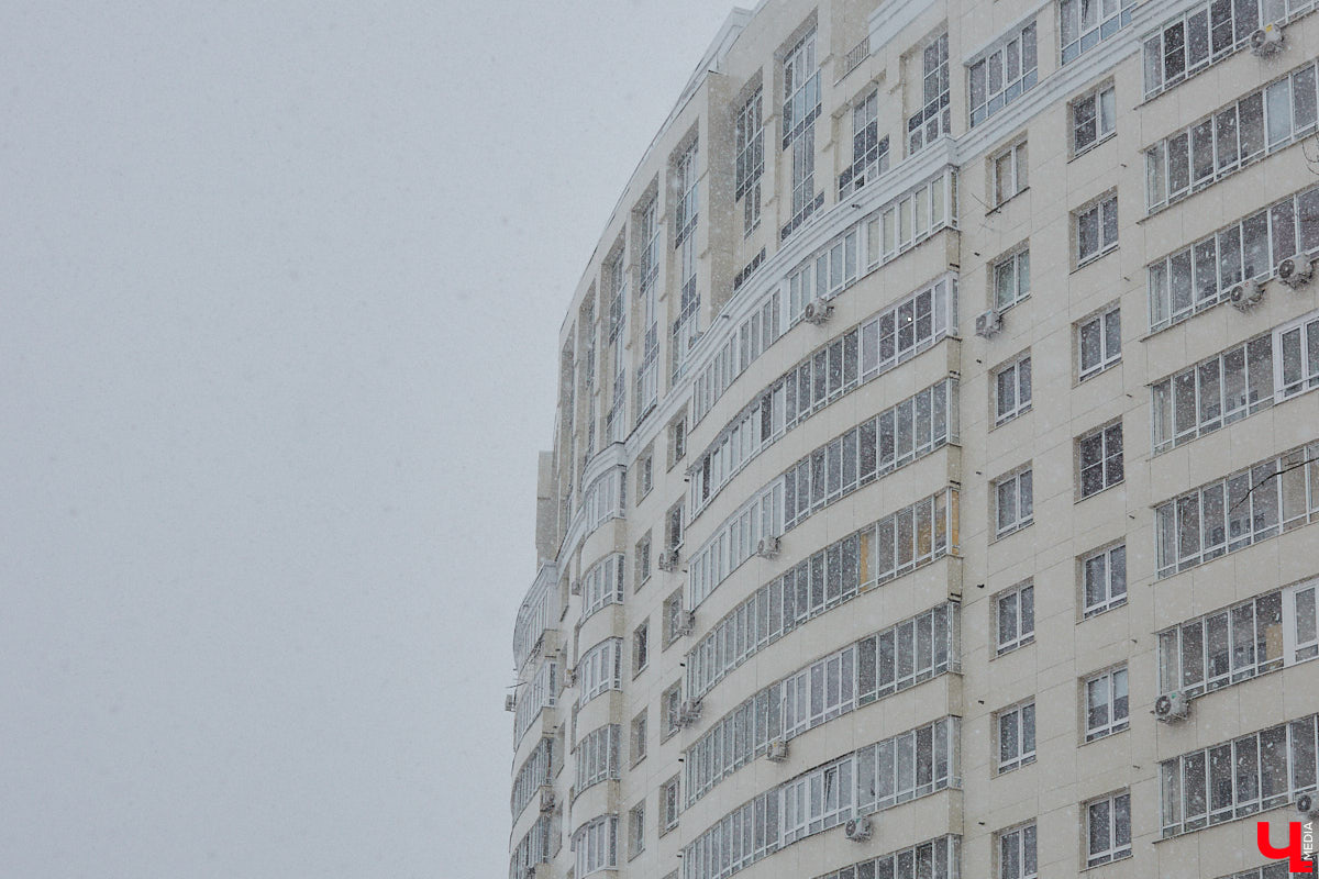 Жилье — не только базовая потребность человека, но и самое выгодное вложение капитала. Ведь, как правило, год от года его стоимость лишь растет. Иногда так сильно, что поражает воображение рядового обывателя! В столице 33-го региона, разумеется, тоже имеются подобные роскошные варианты. Представляем пять дорогих квартир Владимира, при взгляде на нули в разделе «цена» которых рот так и открывается от удивления.