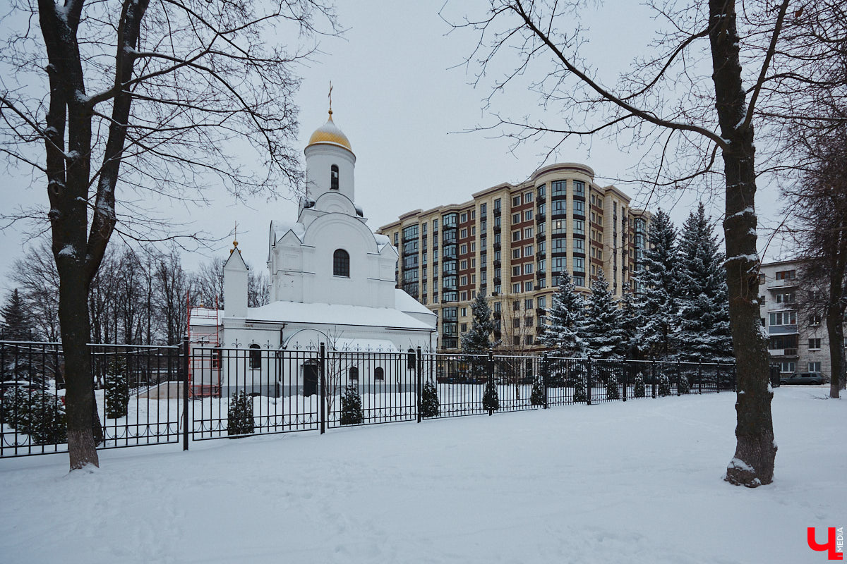 Жилье — не только базовая потребность человека, но и самое выгодное вложение капитала. Ведь, как правило, год от года его стоимость лишь растет. Иногда так сильно, что поражает воображение рядового обывателя! В столице 33-го региона, разумеется, тоже имеются подобные роскошные варианты. Представляем пять дорогих квартир Владимира, при взгляде на нули в разделе «цена» которых рот так и открывается от удивления.