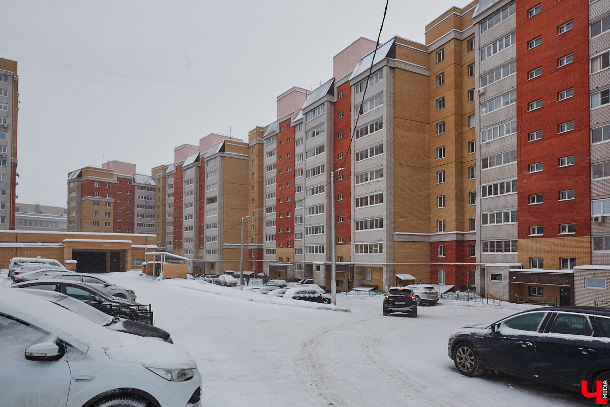 Жилье — не только базовая потребность человека, но и самое выгодное вложение капитала. Ведь, как правило, год от года его стоимость лишь растет. Иногда так сильно, что поражает воображение рядового обывателя! В столице 33-го региона, разумеется, тоже имеются подобные роскошные варианты. Представляем пять дорогих квартир Владимира, при взгляде на нули в разделе «цена» которых рот так и открывается от удивления.