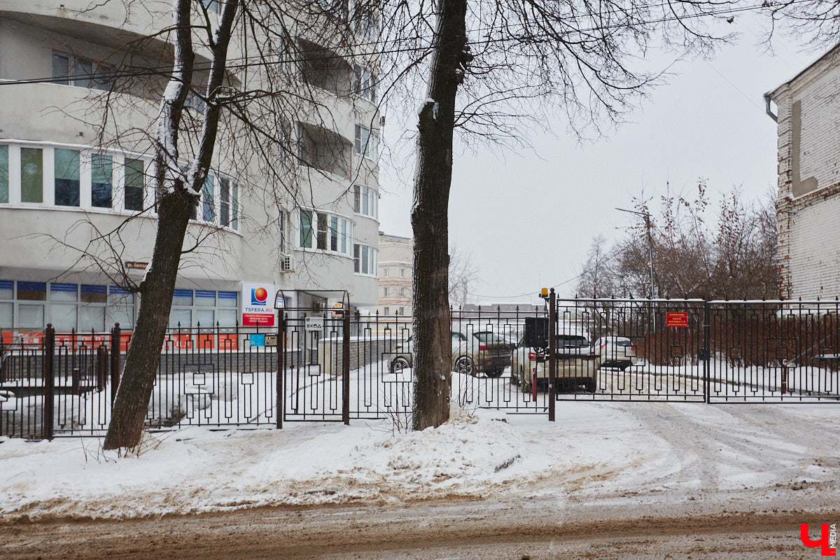 Жилье — не только базовая потребность человека, но и самое выгодное вложение капитала. Ведь, как правило, год от года его стоимость лишь растет. Иногда так сильно, что поражает воображение рядового обывателя! В столице 33-го региона, разумеется, тоже имеются подобные роскошные варианты. Представляем пять дорогих квартир Владимира, при взгляде на нули в разделе «цена» которых рот так и открывается от удивления.