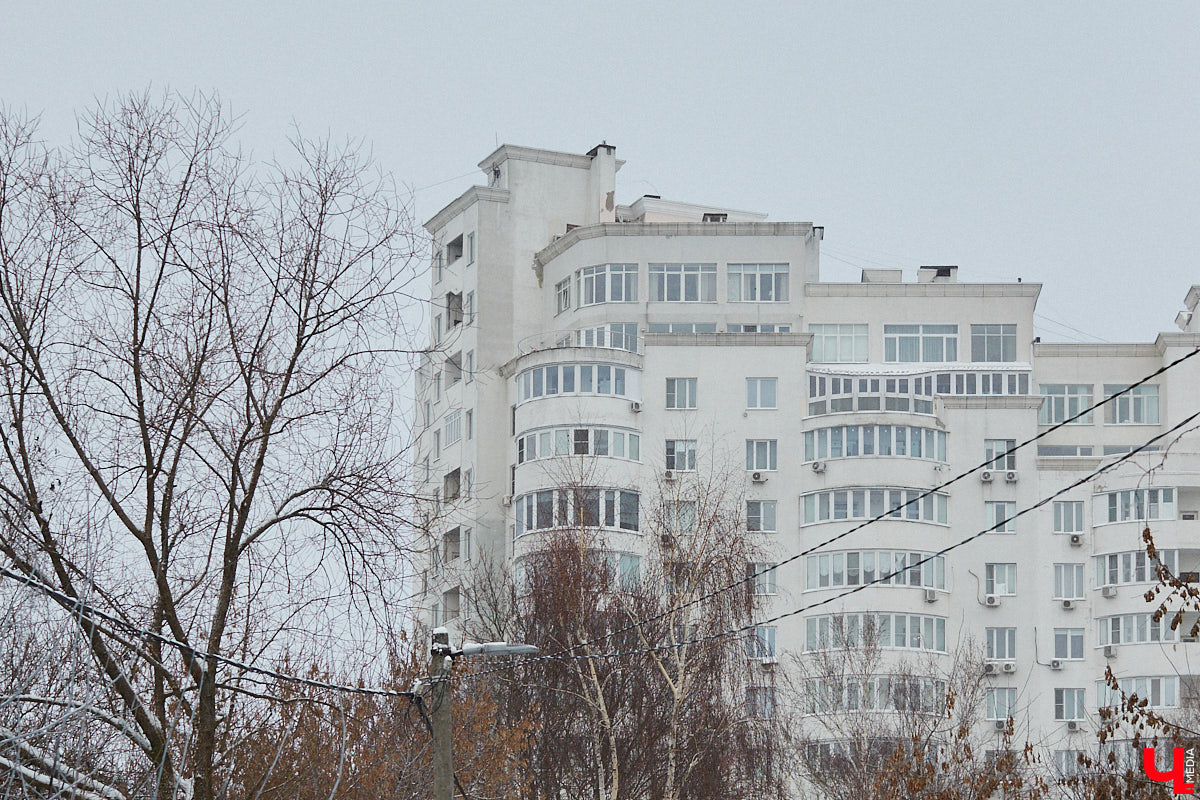 Жилье — не только базовая потребность человека, но и самое выгодное вложение капитала. Ведь, как правило, год от года его стоимость лишь растет. Иногда так сильно, что поражает воображение рядового обывателя! В столице 33-го региона, разумеется, тоже имеются подобные роскошные варианты. Представляем пять дорогих квартир Владимира, при взгляде на нули в разделе «цена» которых рот так и открывается от удивления.