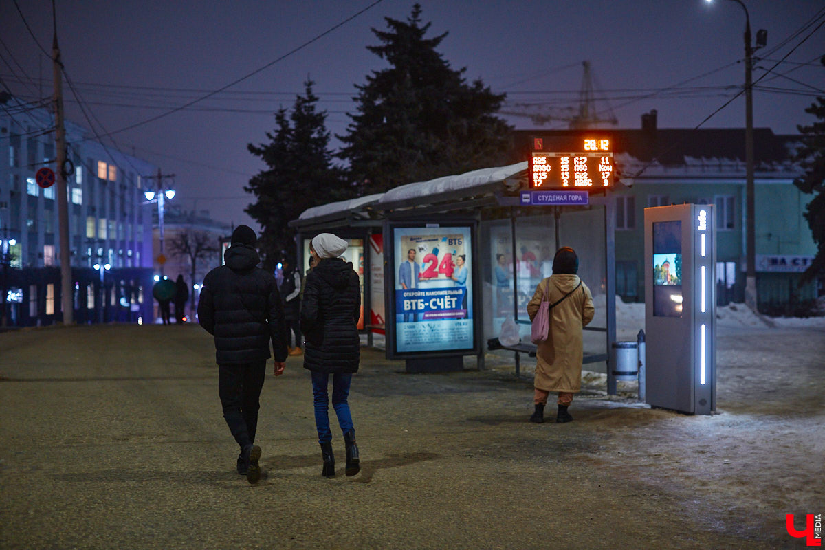 Туристическая навигация — язык для общения города со своими гостями. Поэтому столь важно, чтобы он был простым и доступным. Способствуют этому в том числе интерактивные элементы инфраструктуры. Например, информационные киоски, заработавшие во Владимире в преддверии каникул. Завидев яркие табло, «Ключ-Медиа» поспешил проверить их в деле.