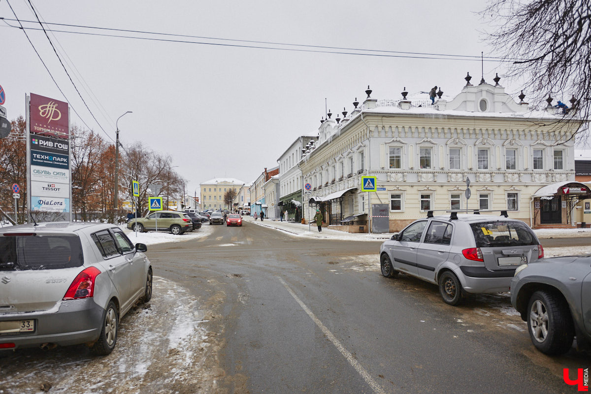 На Лыбедской магистрали ограничили движение транспорта. И это не самая хорошая новость. Зато есть информация и со знаком «плюс». Например, о том, что стоимость парковки в центре Владимира до апреля 2025-го останется символической — один рубль. Рассказываем обо всем по порядку.