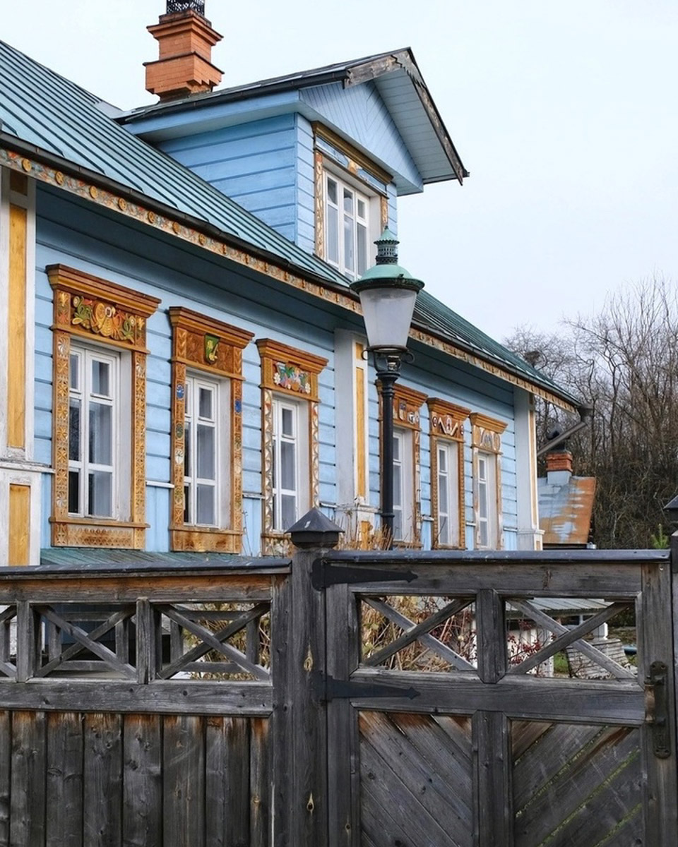 В Суздале много культурных площадок, но город и сам музей под открытым небом. Прогулка по его улочкам может принести не меньше удовольствия, чем посещение очередной выставки. Взять хотя бы камерные домики с причудливыми наличниками: некоторые из них способны удивить даже искушенного туриста.