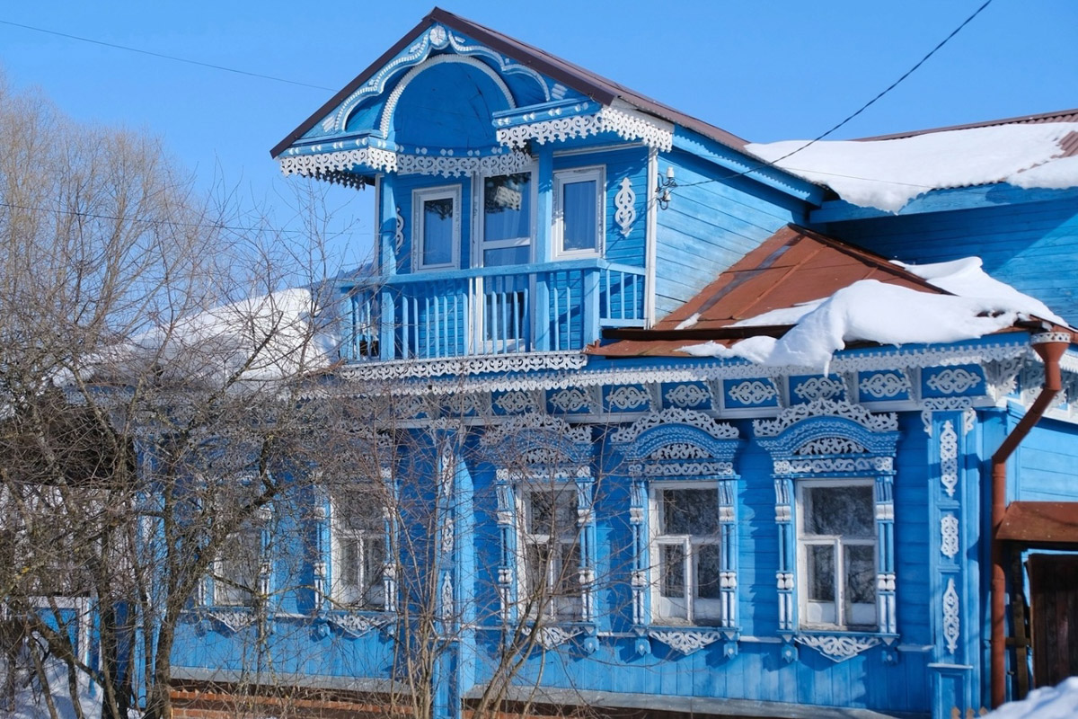 В Суздале много культурных площадок, но город и сам музей под открытым небом. Прогулка по его улочкам может принести не меньше удовольствия, чем посещение очередной выставки. Взять хотя бы камерные домики с причудливыми наличниками: некоторые из них способны удивить даже искушенного туриста.