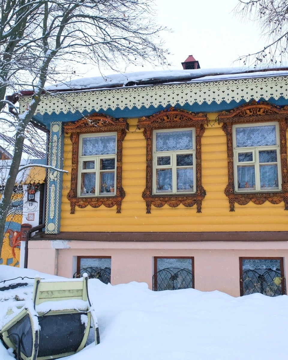 В Суздале много культурных площадок, но город и сам музей под открытым небом. Прогулка по его улочкам может принести не меньше удовольствия, чем посещение очередной выставки. Взять хотя бы камерные домики с причудливыми наличниками: некоторые из них способны удивить даже искушенного туриста.