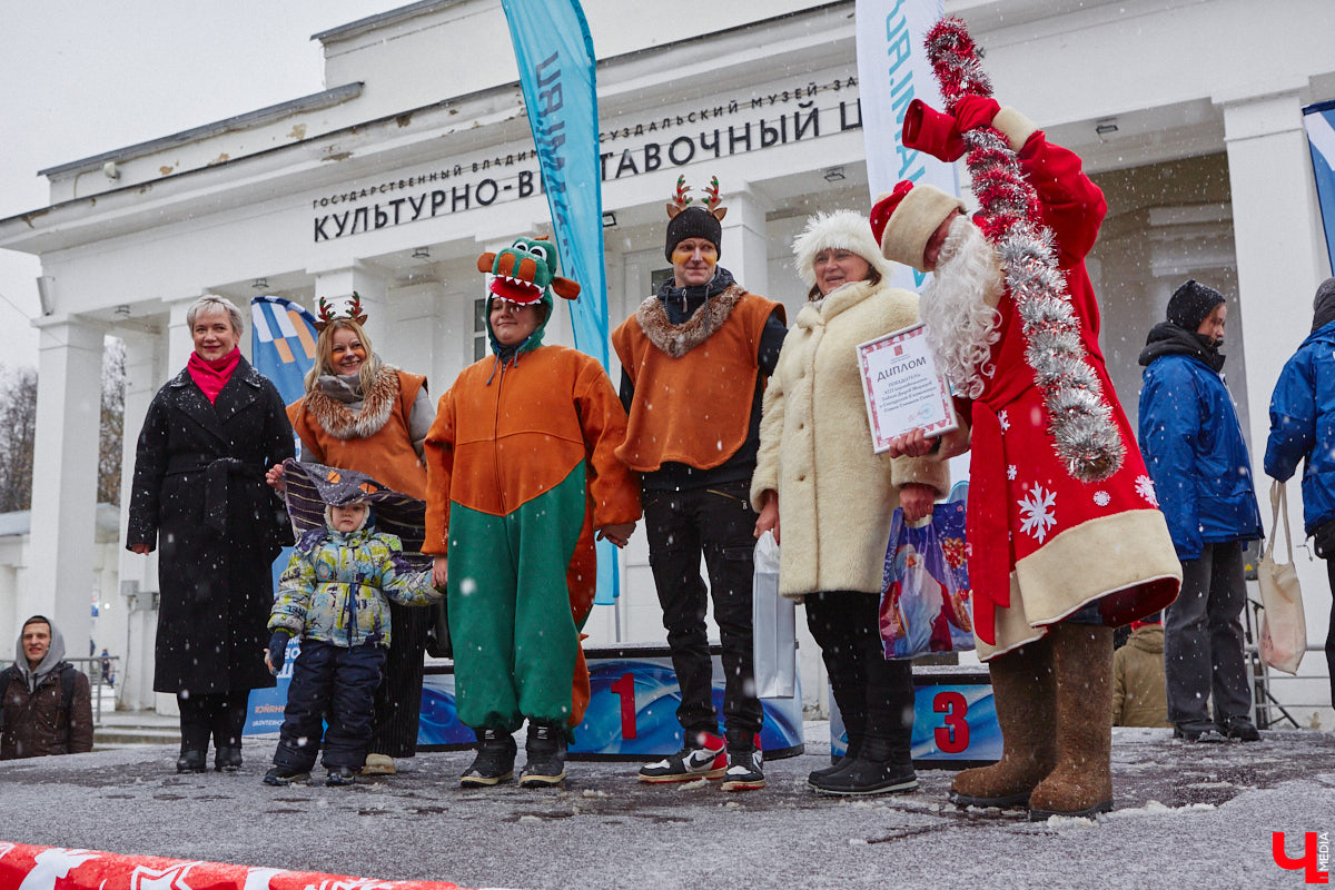 Традиционное соревнование Дедов Морозов и Снегурочек состоялось во Владимире вопреки погоде. Утром 18 января к гололеду прибавился дождь, но организаторы не стали отменять веселье, впервые организованное в Центральном парке. Когда же спортсмены в костюмах животных и волшебников вышли на старт, неожиданно пошел снег! Смотрите сказочный фоторепортаж с последнего новогоднего мероприятия этого сезона.