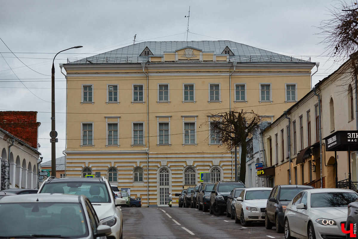 Так повелось, что здание Центра пропаганды изобразительного искусства называют «домом с привидениями». Что же мистического в этом месте? Объяснения даются самые разные. Действительно, история особняка столь насыщенна и запутана, что невольно обросла таинственным флером. Но, поверьте, всему есть вполне разумное объяснение. Давайте вместе разберемся, как во Владимире возникли слухи о призраках на Большой Московской.