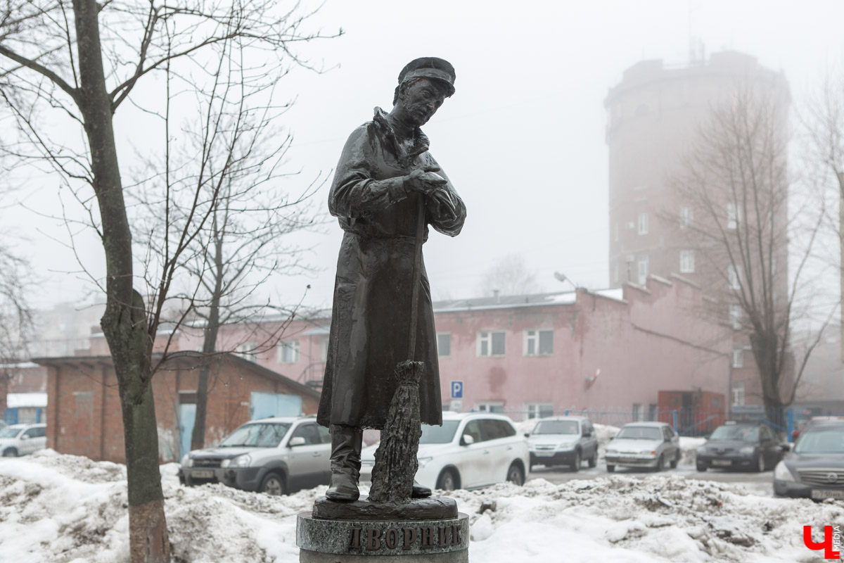 Во Владимире стартовала очередная «Архитектурная битва». Популярный исторический паблик составил подборку региональных памятников, посвященных различным специальностям. В нее вошли скульптуры актерам, пожарным, стеклодувам, оружейникам и многим другим профессиям. Большая часть находится в черте областного центра, однако есть такие объекты и за его пределами.