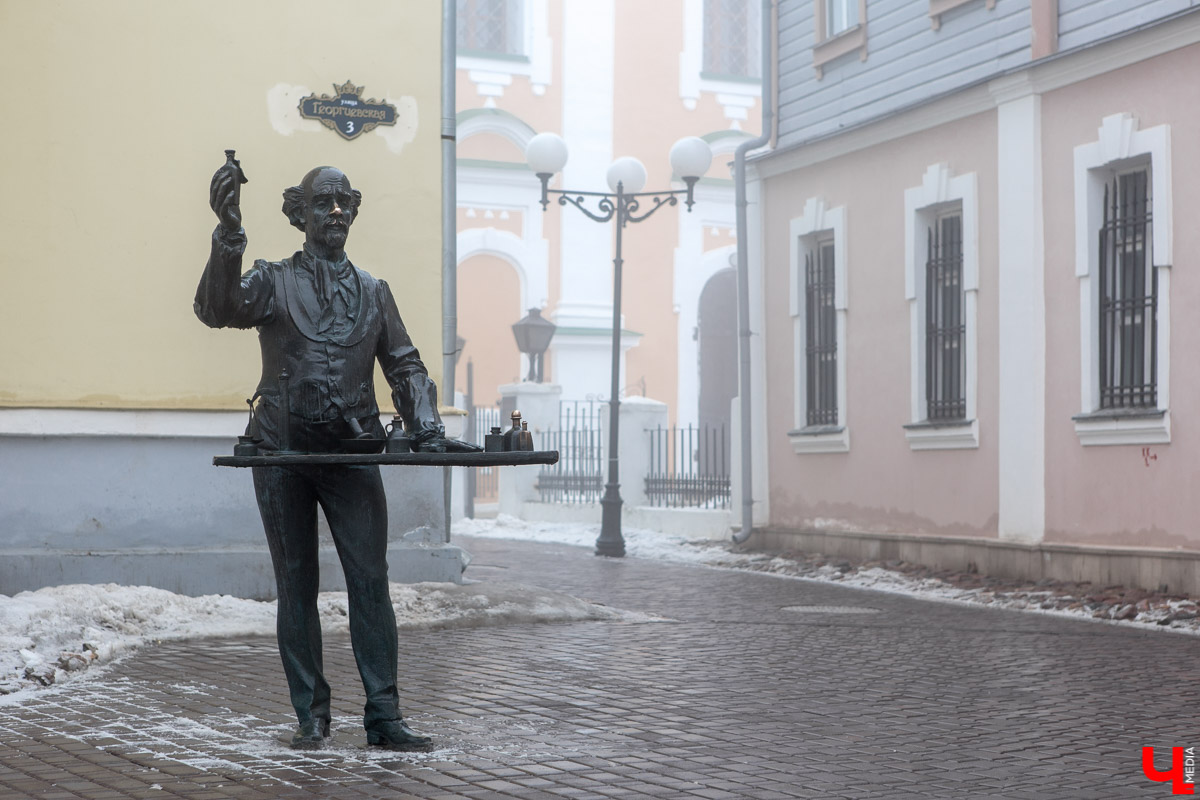 Во Владимире стартовала очередная «Архитектурная битва». Популярный исторический паблик составил подборку региональных памятников, посвященных различным специальностям. В нее вошли скульптуры актерам, пожарным, стеклодувам, оружейникам и многим другим профессиям. Большая часть находится в черте областного центра, однако есть такие объекты и за его пределами.