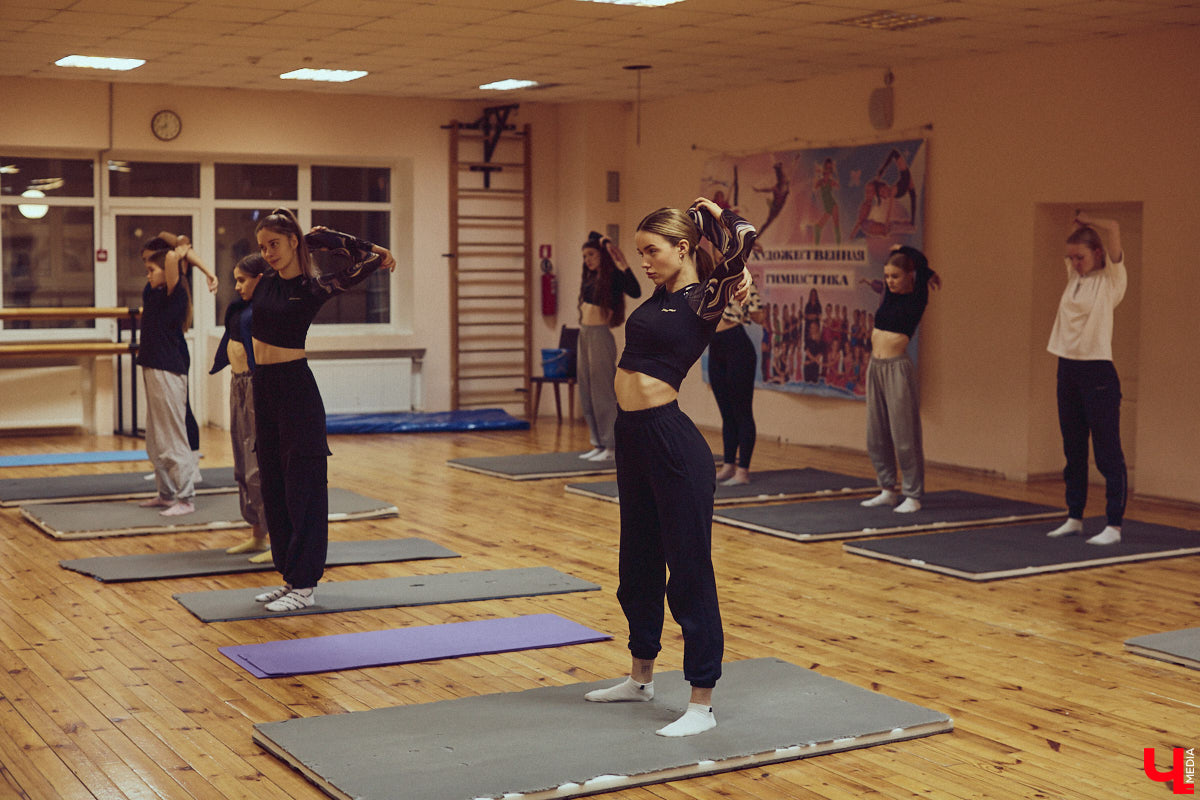 Многие думают, что заводные девчонки и атлетичные парни всего лишь активная группа поддержки на различных мероприятиях, однако чирлидинг и сам является видом спорта, объединяющим элементы акробатики, гимнастики и хореографии. Кто им занимается в региональной столице и как проходят тренировки? «Ключ-Медиа» узнал все подробности, заглянув в гости к владимирской команде.