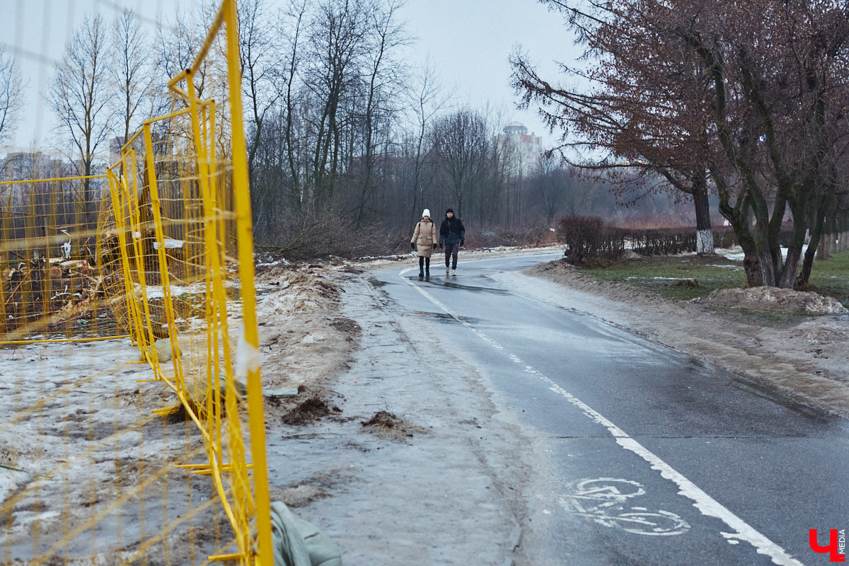 Во Владимире вскоре появится новая дорога от Октябрьского проспекта до Стрелецкого Мыса, подготовительные работы стартовали в конце января. А в селе Павловское Суздальского района, стоящем на расширенном участке трассы «Р-132», установят шумозащитные экраны, дабы спасти местных жителей от грохота проезжающих машин. Давайте вместе разберемся, что к чему.