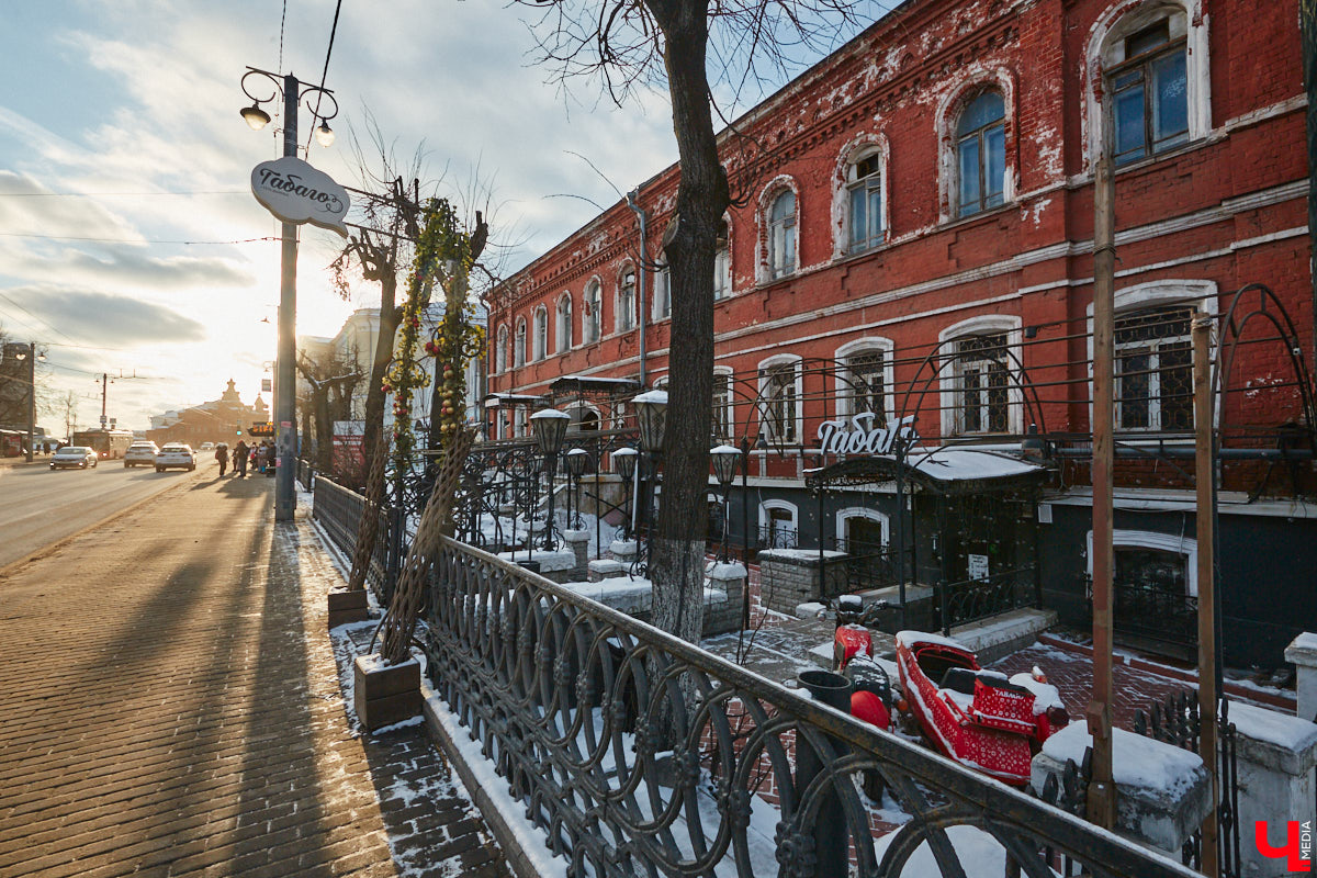Тема продажи Козьего парка во Владимире серьезно будоражит общественность. Эковолонтеры открыто выступают против, защищая рекреационную зону. В это же время владельцев могут сменить и несколько примечательных городских зданий. Для каких построек ищут новых хозяев, рассказываем в нашем обзоре.