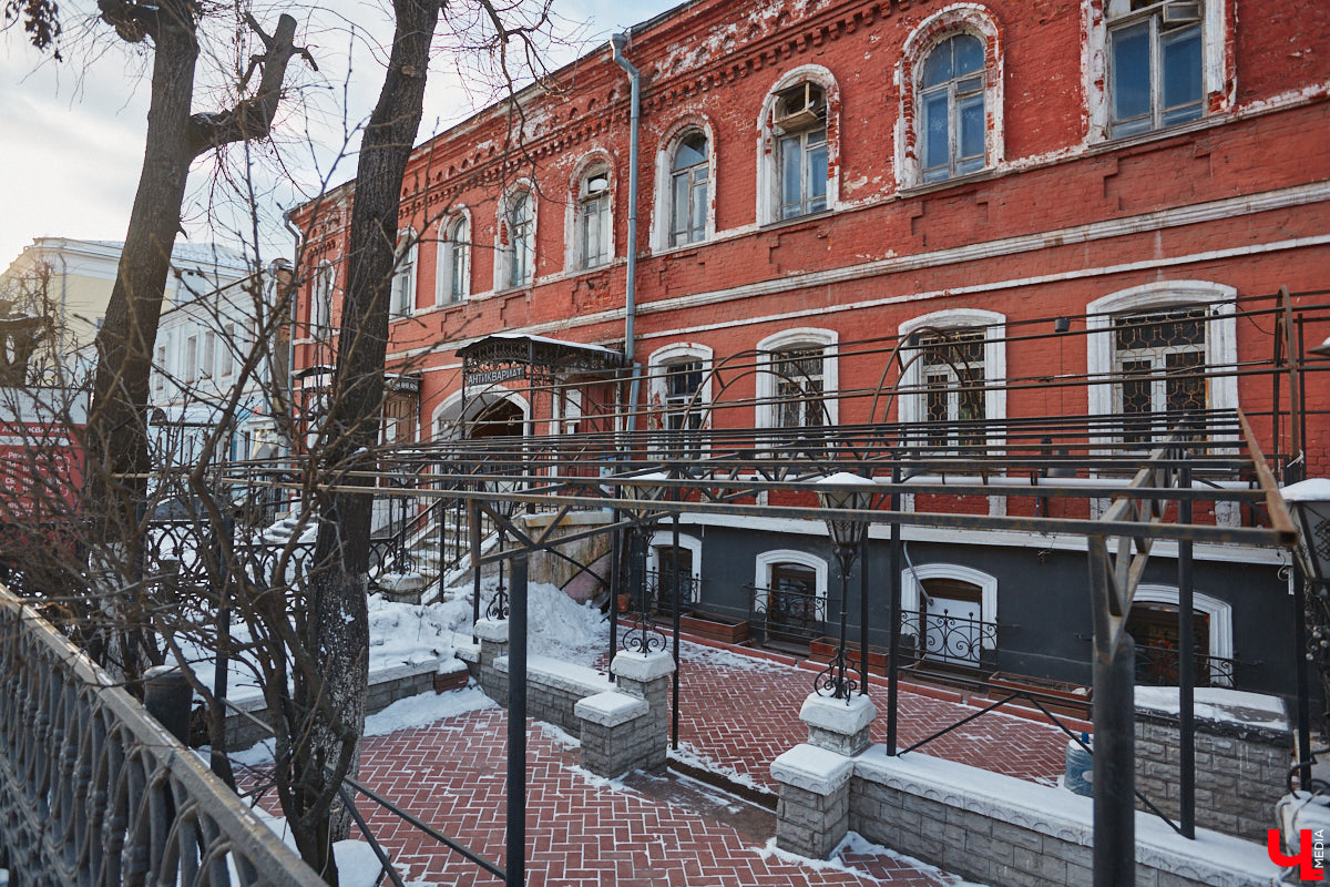 Тема продажи Козьего парка во Владимире серьезно будоражит общественность. Эковолонтеры открыто выступают против, защищая рекреационную зону. В это же время владельцев могут сменить и несколько примечательных городских зданий. Для каких построек ищут новых хозяев, рассказываем в нашем обзоре.