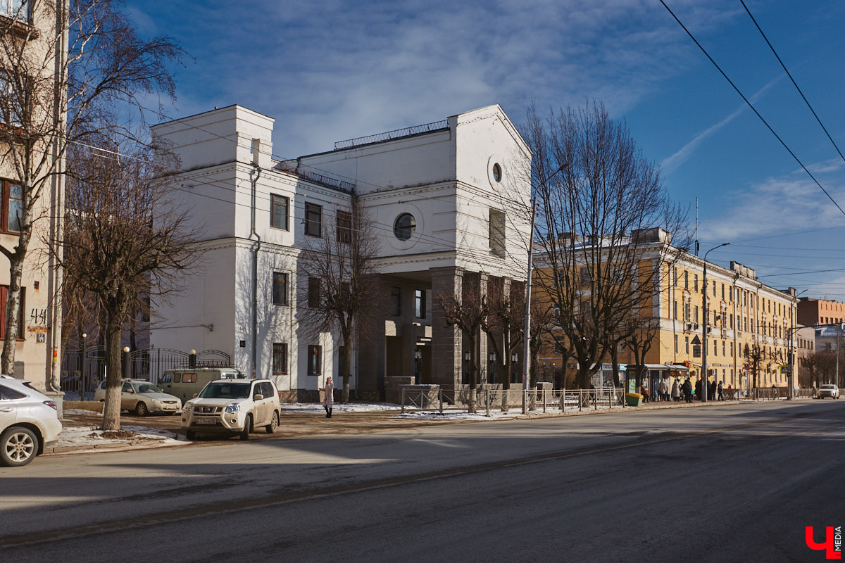 Тема продажи Козьего парка во Владимире серьезно будоражит общественность. Эковолонтеры открыто выступают против, защищая рекреационную зону. В это же время владельцев могут сменить и несколько примечательных городских зданий. Для каких построек ищут новых хозяев, рассказываем в нашем обзоре.