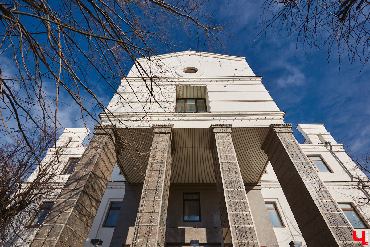 Тема продажи Козьего парка во Владимире серьезно будоражит общественность. Эковолонтеры открыто выступают против, защищая рекреационную зону. В это же время владельцев могут сменить и несколько примечательных городских зданий. Для каких построек ищут новых хозяев, рассказываем в нашем обзоре.