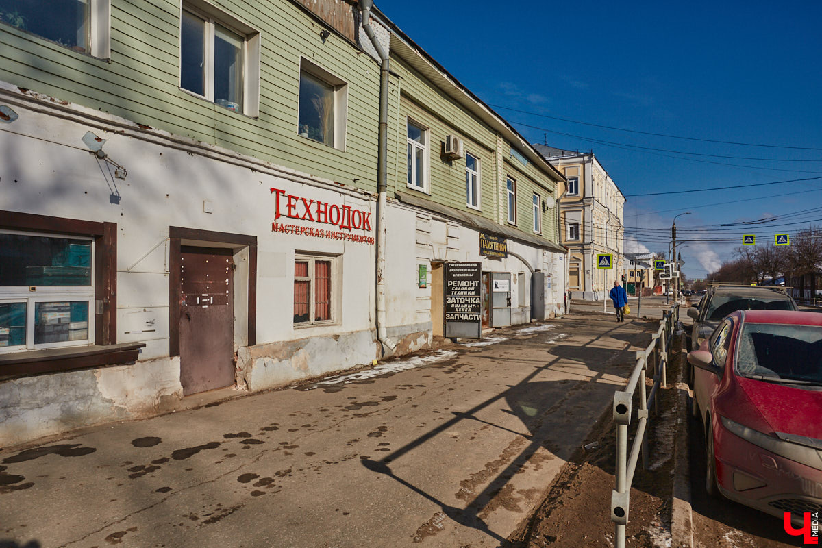 Тема продажи Козьего парка во Владимире серьезно будоражит общественность. Эковолонтеры открыто выступают против, защищая рекреационную зону. В это же время владельцев могут сменить и несколько примечательных городских зданий. Для каких построек ищут новых хозяев, рассказываем в нашем обзоре.