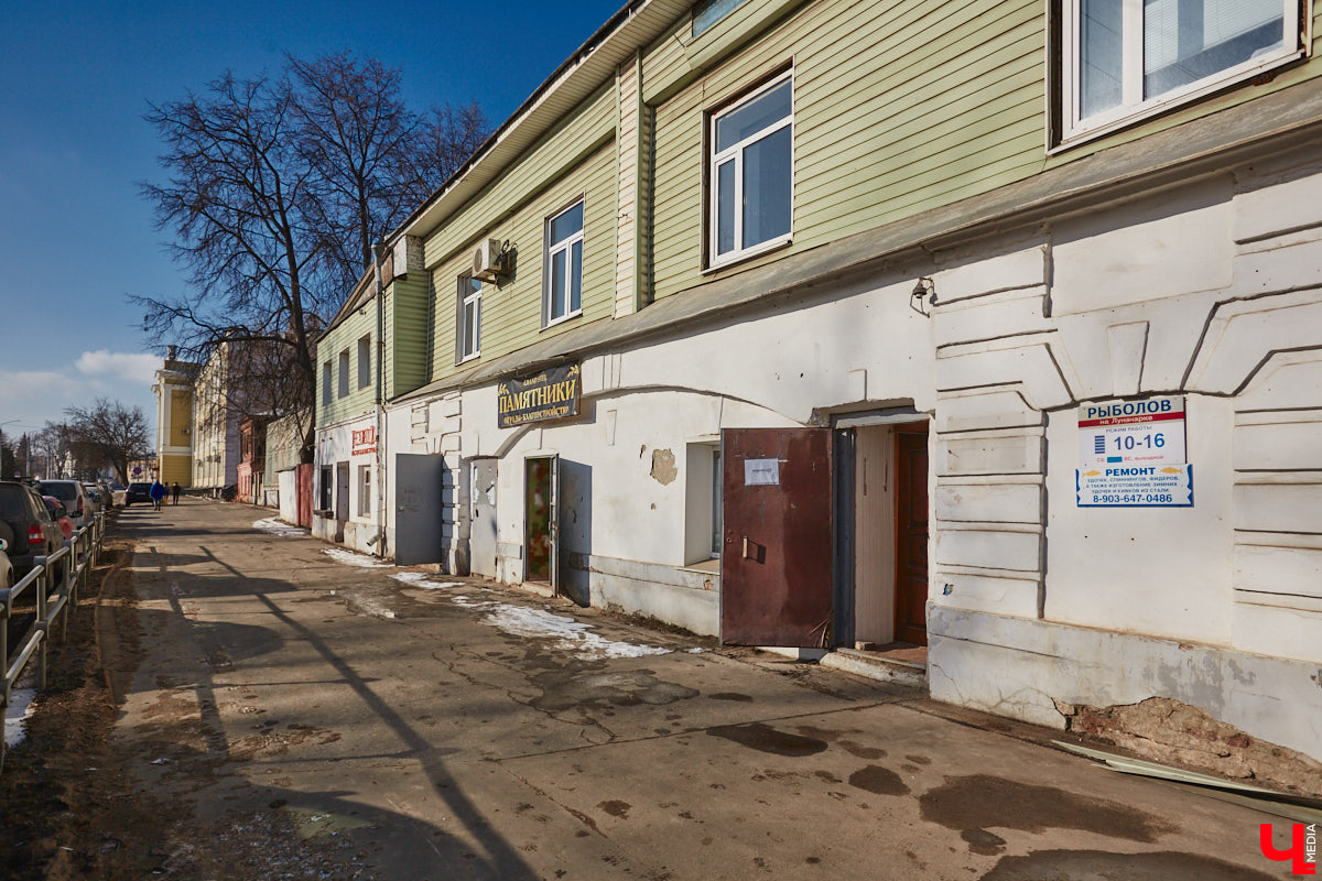 Тема продажи Козьего парка во Владимире серьезно будоражит общественность. Эковолонтеры открыто выступают против, защищая рекреационную зону. В это же время владельцев могут сменить и несколько примечательных городских зданий. Для каких построек ищут новых хозяев, рассказываем в нашем обзоре.