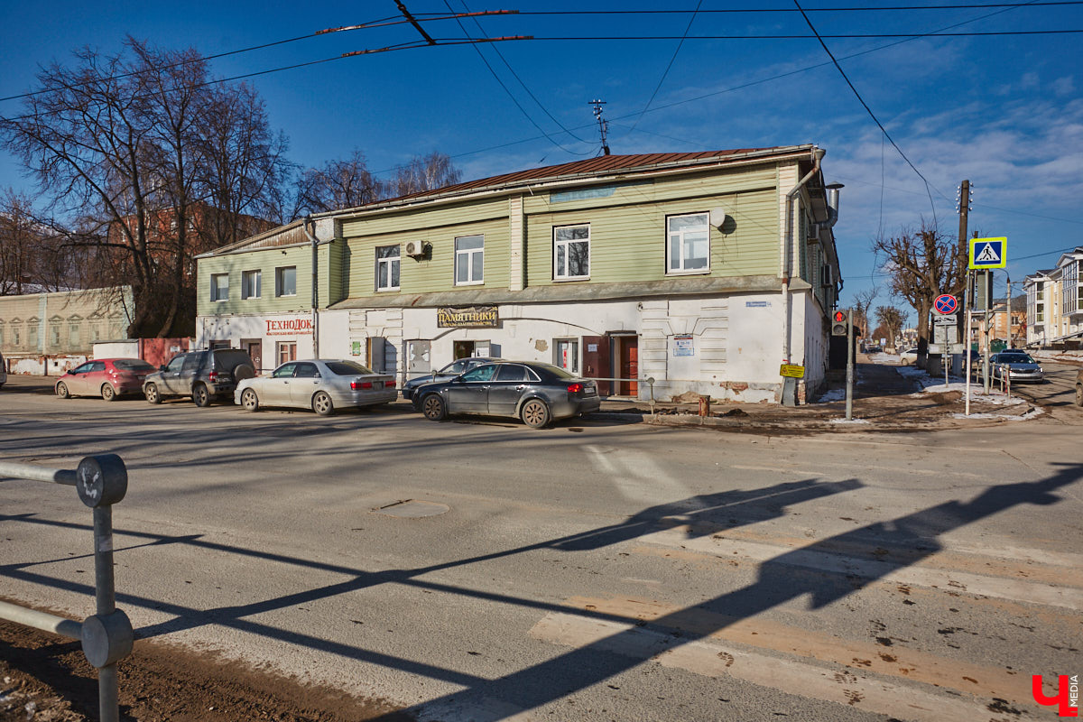 Тема продажи Козьего парка во Владимире серьезно будоражит общественность. Эковолонтеры открыто выступают против, защищая рекреационную зону. В это же время владельцев могут сменить и несколько примечательных городских зданий. Для каких построек ищут новых хозяев, рассказываем в нашем обзоре.