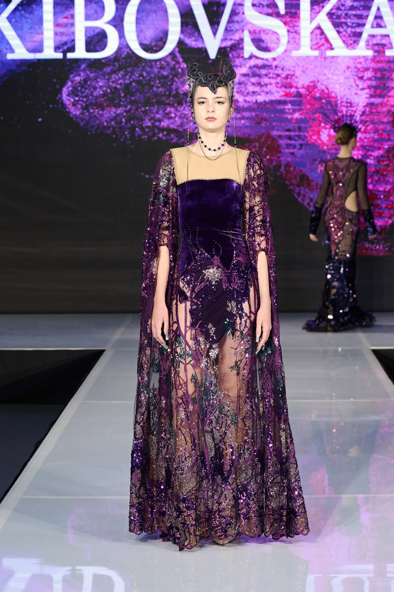 Обладательница титула «Миссис MS Владимирская Красавица — 2024» дебютировала в качестве модели. На Неделе фешен в рамках выставки-форума «Уникальная Россия» она представила наряд известного дизайнера Кристины Кибовской. Своими впечатлениями от престижного события Екатерина Максимова поделилась с «Ключ-Медиа».