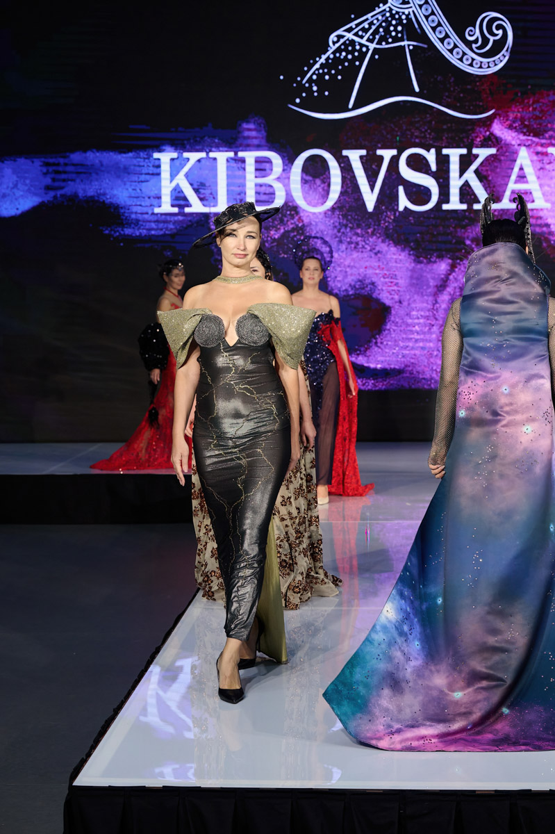Обладательница титула «Миссис MS Владимирская Красавица — 2024» дебютировала в качестве модели. На Неделе фешен в рамках выставки-форума «Уникальная Россия» она представила наряд известного дизайнера Кристины Кибовской. Своими впечатлениями от престижного события Екатерина Максимова поделилась с «Ключ-Медиа».