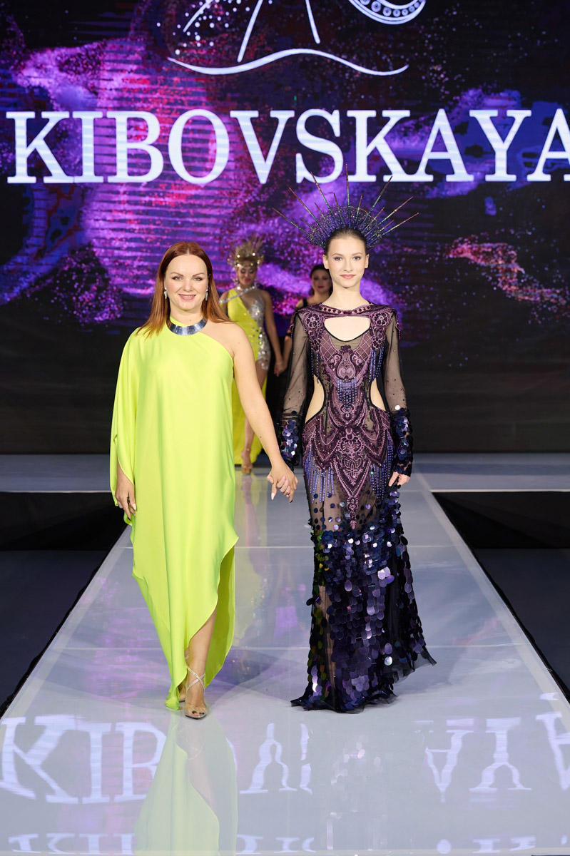 Обладательница титула «Миссис MS Владимирская Красавица — 2024» дебютировала в качестве модели. На Неделе фешен в рамках выставки-форума «Уникальная Россия» она представила наряд известного дизайнера Кристины Кибовской. Своими впечатлениями от престижного события Екатерина Максимова поделилась с «Ключ-Медиа».