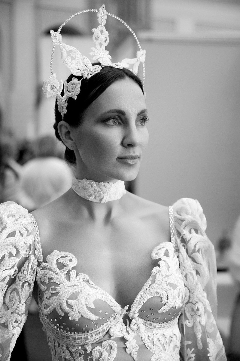 Обладательница титула «Миссис MS Владимирская Красавица — 2024» дебютировала в качестве модели. На Неделе фешен в рамках выставки-форума «Уникальная Россия» она представила наряд известного дизайнера Кристины Кибовской. Своими впечатлениями от престижного события Екатерина Максимова поделилась с «Ключ-Медиа».