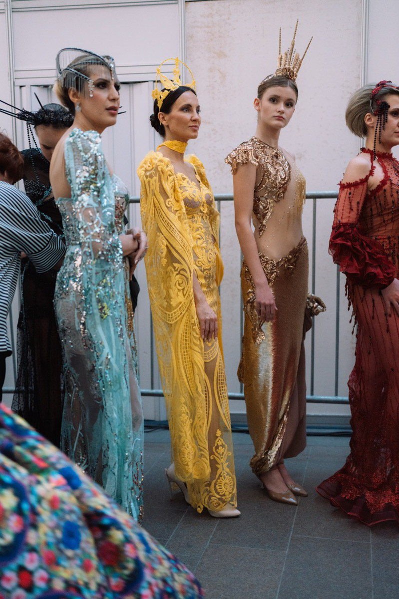 Обладательница титула «Миссис MS Владимирская Красавица — 2024» дебютировала в качестве модели. На Неделе фешен в рамках выставки-форума «Уникальная Россия» она представила наряд известного дизайнера Кристины Кибовской. Своими впечатлениями от престижного события Екатерина Максимова поделилась с «Ключ-Медиа».