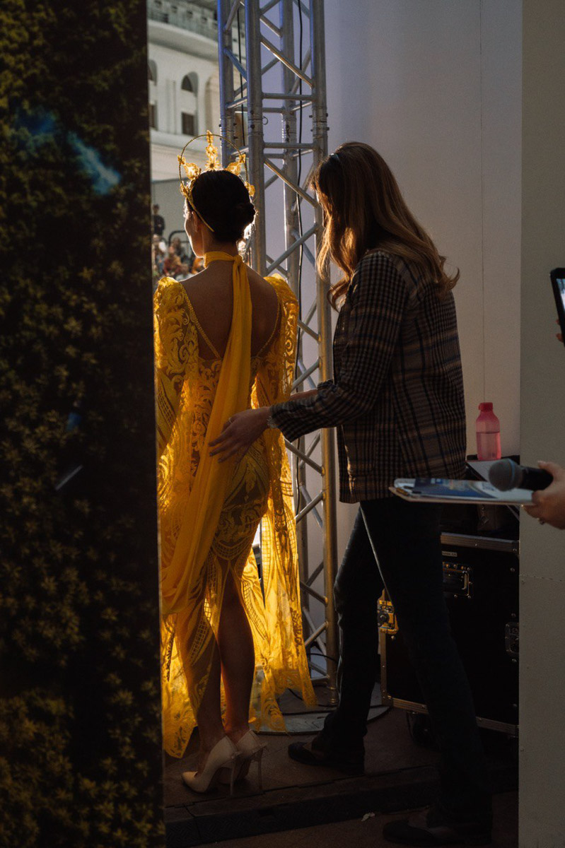 Обладательница титула «Миссис MS Владимирская Красавица — 2024» дебютировала в качестве модели. На Неделе фешен в рамках выставки-форума «Уникальная Россия» она представила наряд известного дизайнера Кристины Кибовской. Своими впечатлениями от престижного события Екатерина Максимова поделилась с «Ключ-Медиа».