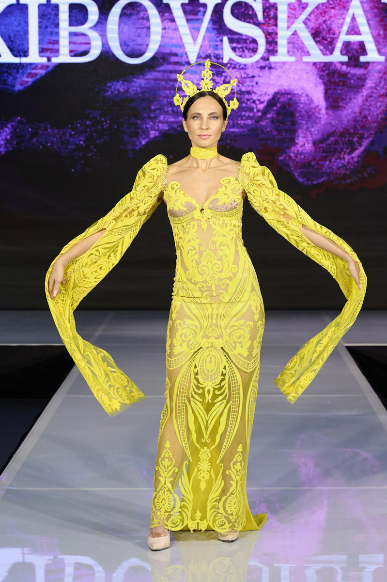 Обладательница титула «Миссис MS Владимирская Красавица — 2024» дебютировала в качестве модели. На Неделе фешен в рамках выставки-форума «Уникальная Россия» она представила наряд известного дизайнера Кристины Кибовской. Своими впечатлениями от престижного события Екатерина Максимова поделилась с «Ключ-Медиа».