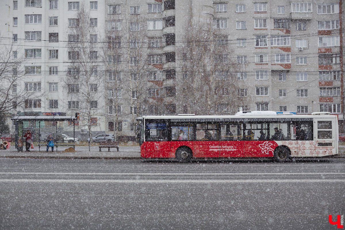 На улицах областного центра могут появиться выделенные полосы для движения автобусов и троллейбусов. Правда, это не точно. Нововведение, о котором говорят уже много лет, до сих пор не удалось реализовать. Хотя потенциальные направления уже стали известны. Как продвигается работа и что уже удалось сделать в вопросах реализации комплексной схемы организации транспортного обслуживания населения, обсудили в мэрии города.