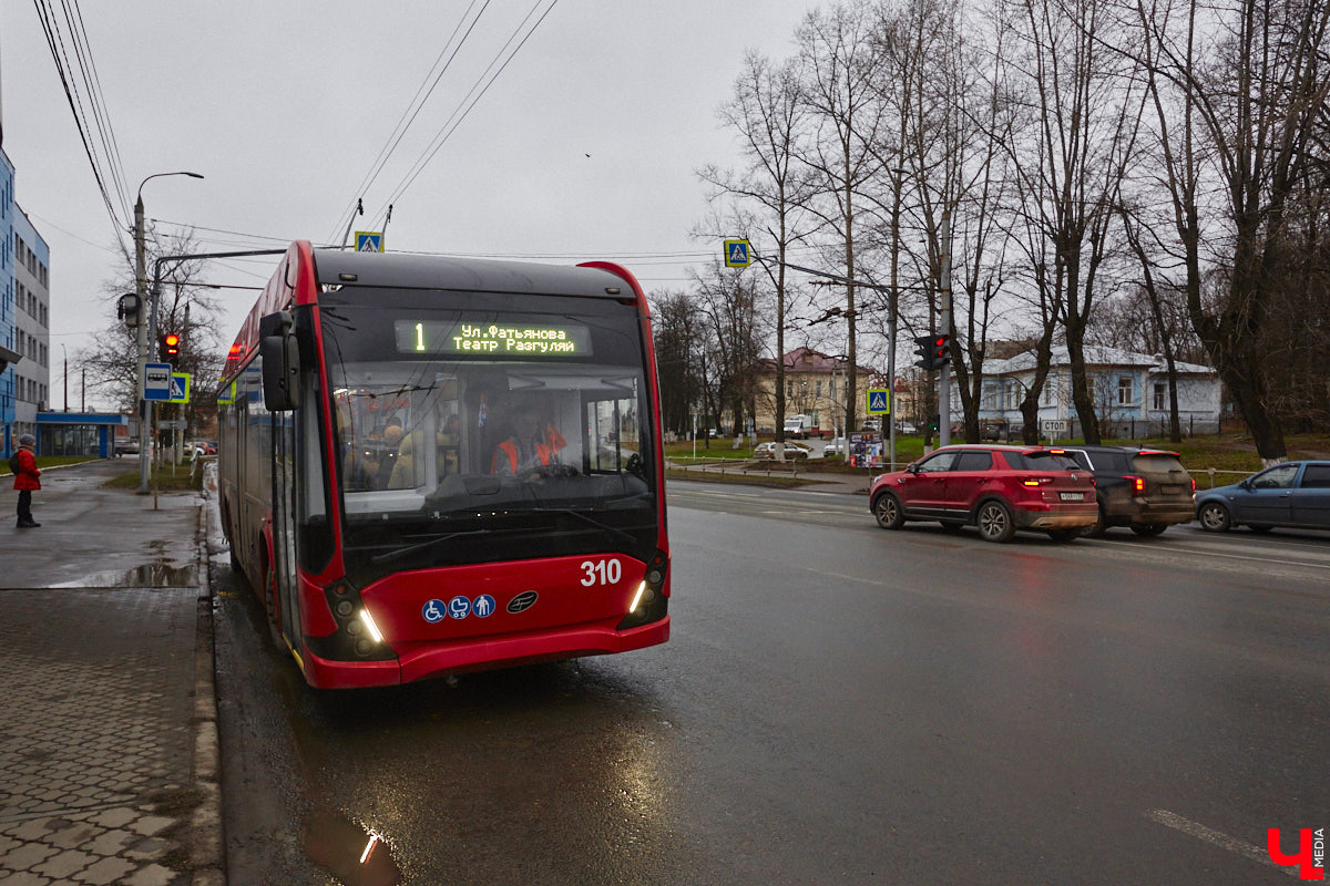 На улицах областного центра могут появиться выделенные полосы для движения автобусов и троллейбусов. Правда, это не точно. Нововведение, о котором говорят уже много лет, до сих пор не удалось реализовать. Хотя потенциальные направления уже стали известны. Как продвигается работа и что уже удалось сделать в вопросах реализации комплексной схемы организации транспортного обслуживания населения, обсудили в мэрии города.